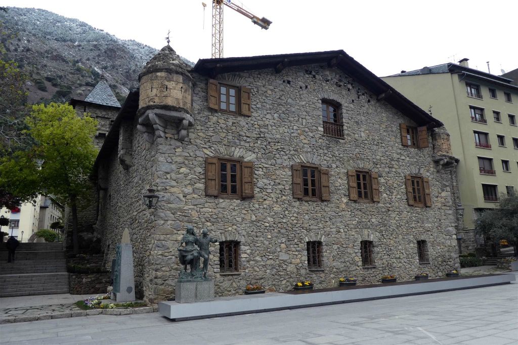 ANDORRA LA VELLA - het oude parlementsgebouw Casa de la Vall in het oude centrum
