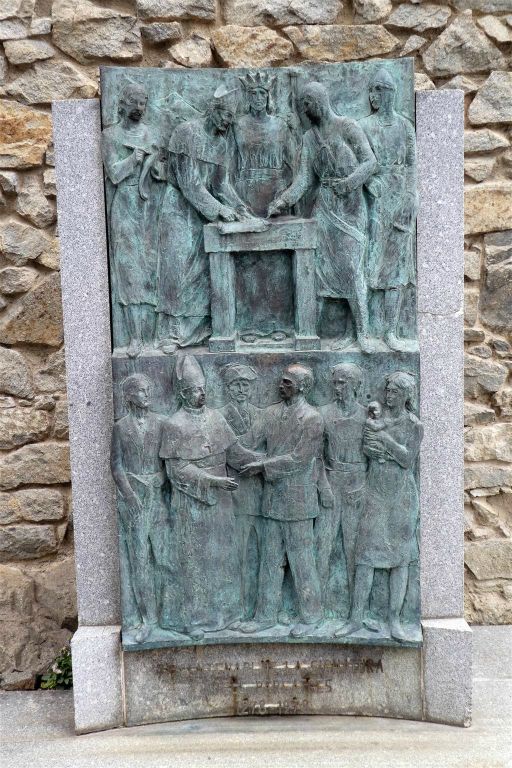 ANDORRA LA VELLA - een beeld bij het oude parlementsgebouw Casa de la Vall in het oude centrum