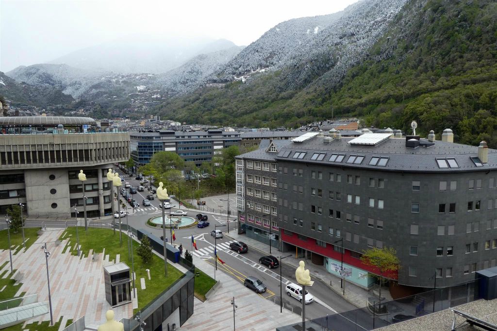 ANDORRA LA VELLA - uitzicht vanaf het plein bij het oude parlementsgebouw Casa de la Vall in het oude centrum