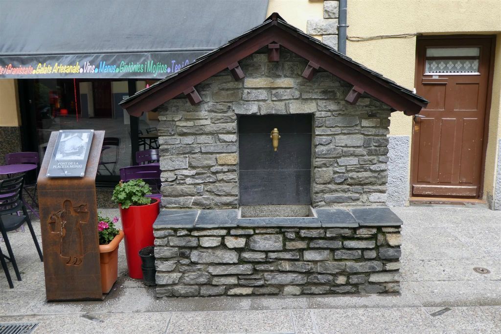 ANDORRA LA VELLA - de bron van het plein Monjó in het oude centrum