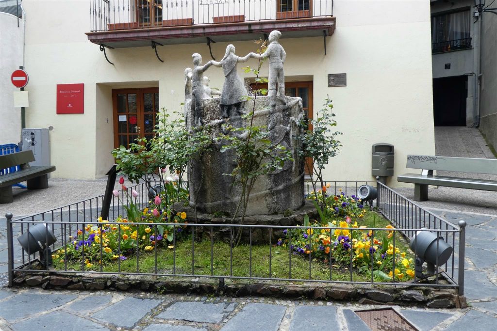 ANDORRA LA VELLA - het beeldhouwwerk Contrapas door Sergi Mas in het oude centrum