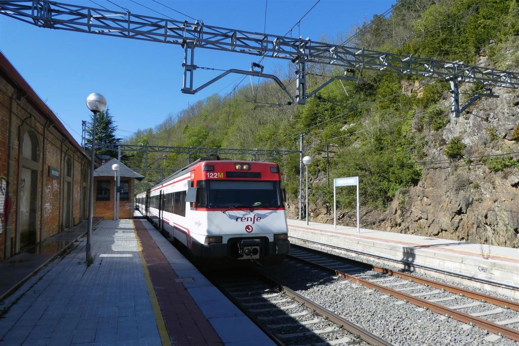 RIBES DE FRESER (SPANJE) - een trein op het treinstation van Ribes de Freser