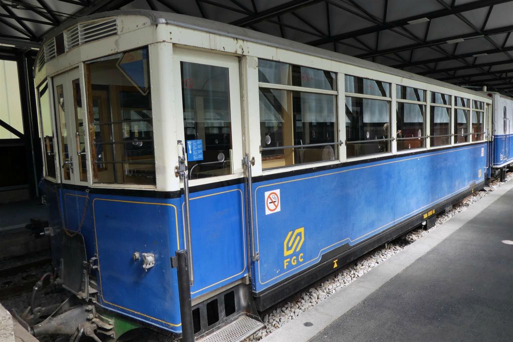 RIBES DE FRESER (SPANJE) - een oude tandradwagon bij het treinstation van Ribes de Freser