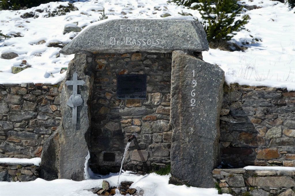 VALL DE NURIA (SPANJE) - een gedenksteen ter nagedachtenis van dokter Genis Ramon Bassols de oprichter van de Vrienden van Nuria
