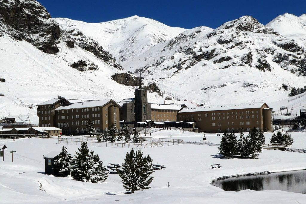 VALL DE NURIA (SPANJE) - de kerk van de maagd van Núria en enkele hotels