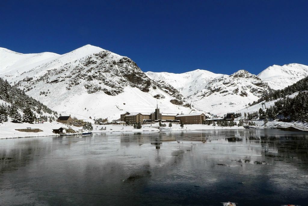 VALL DE NURIA (SPANJE) - uitzicht vanaf het meer