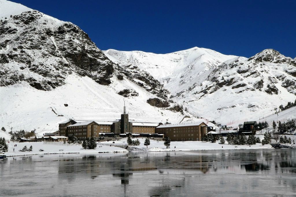 VALL DE NURIA (SPANJE) - de kerk van de maagd van Núria en enkele hotels
