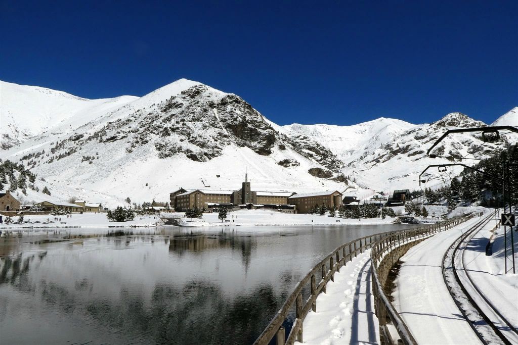 VALL DE NURIA (SPANJE) - uitzicht vanaf het meer