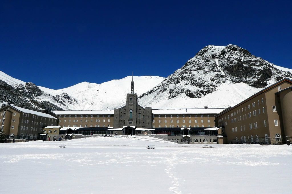 VALL DE NURIA (SPANJE) - de kerk van de maagd van Núria en enkele hotels