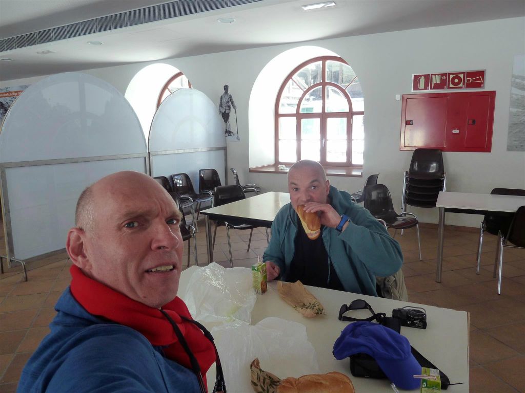 VALL DE NURIA (SPANJE) - Kees en Carlos nuttigen hun lunchpakket