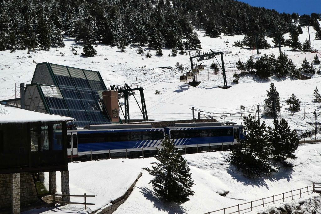 VALL DE NURIA (SPANJE) - het tandradstation en gondelstation