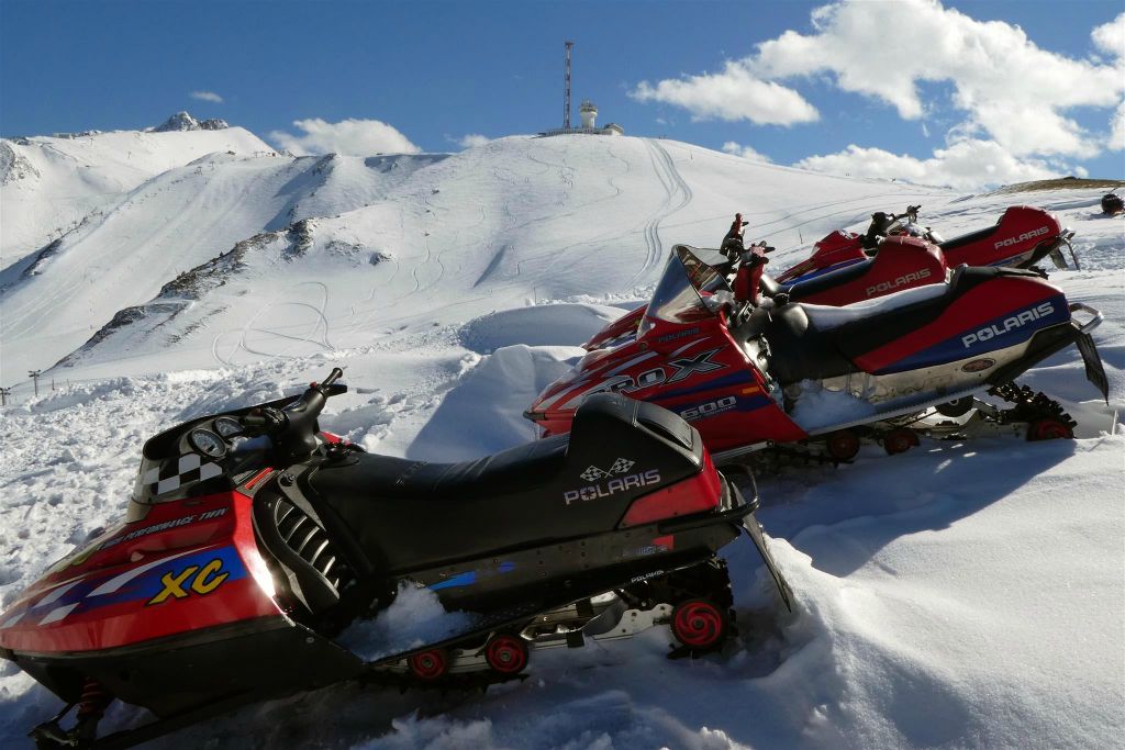 ENCAMP - enkele sneeuwscooters bij de bergpas Port d'Envalira