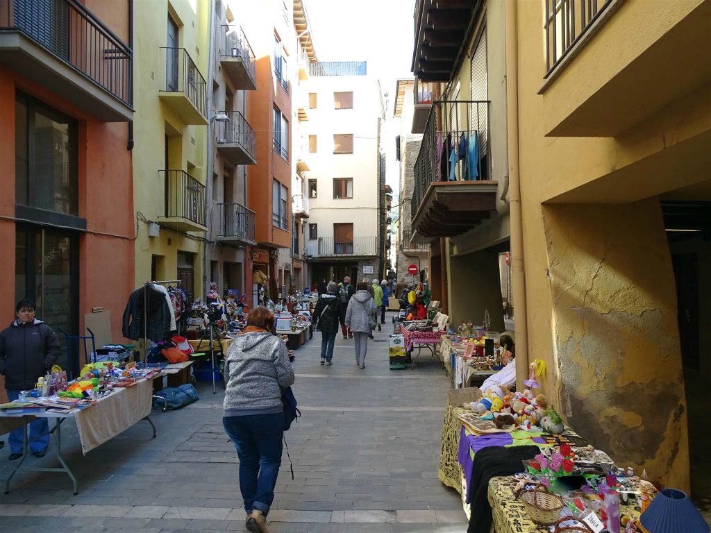 SEU D'URGELL (SPANJE) - een steeg met een rommelmarkt