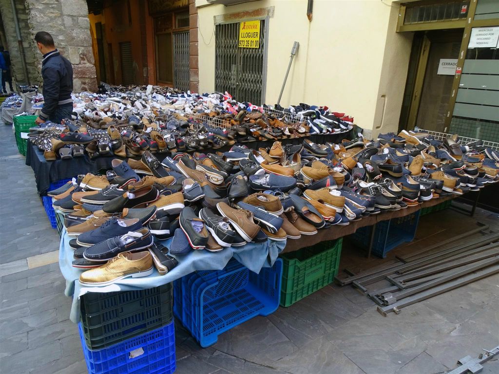 SEU D'URGELL (SPANJE) - schoenenverkoop op straat