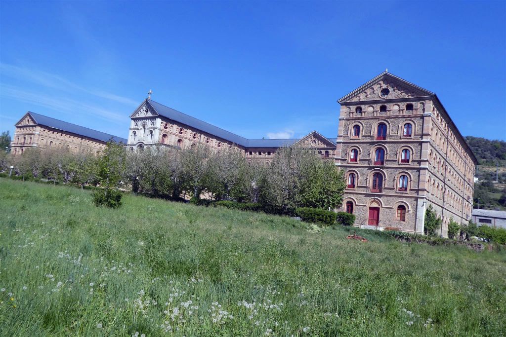 SEU D'URGELL (SPANJE) - het gebouw Seminarie van La Seu d'Urgell uit 1860 wat nu gebruikt wordt als studentenhuis