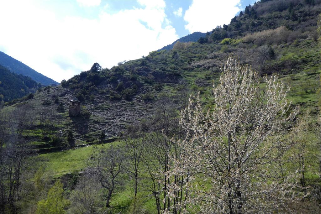 OS DE CIVIS (SPANJE) - uitzicht vanaf de romaanse kerk San Pedro de Civís Os