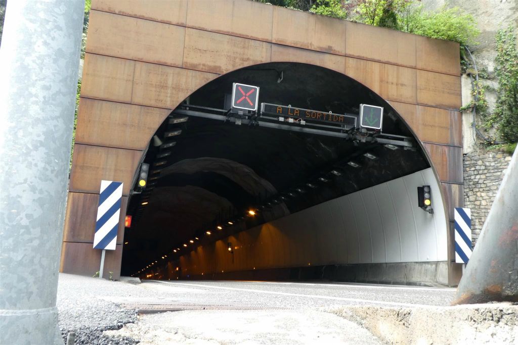 LA MASSANA - de verkeerstunnel Pont Pla