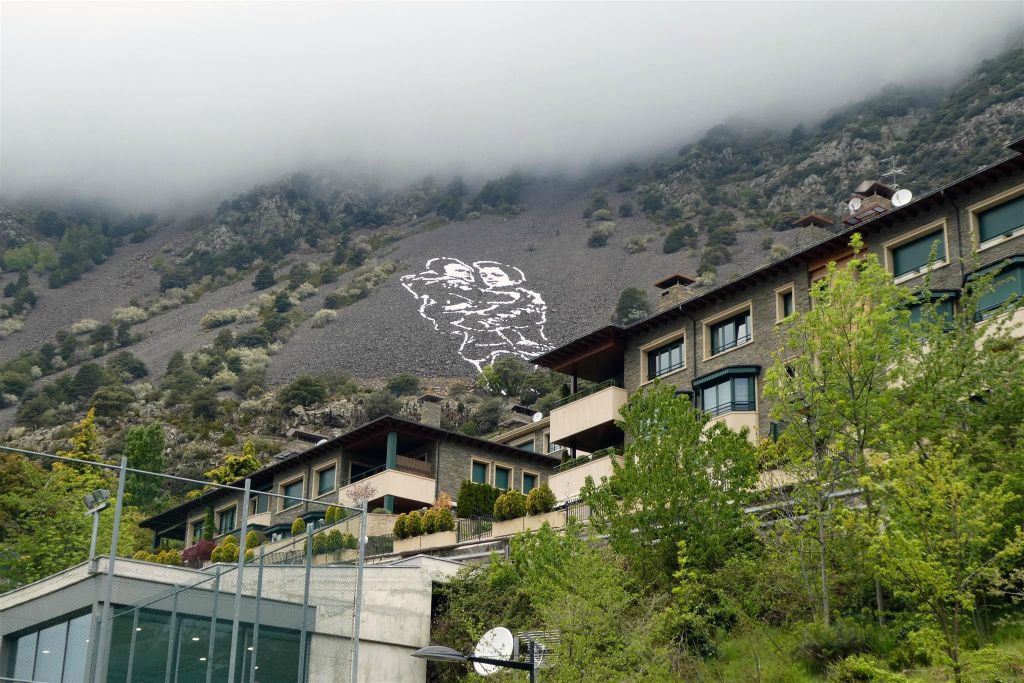 ANDORRA LA VELLA - een kunstwerk op een berg