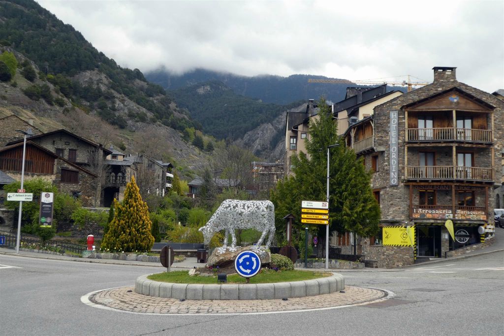 ORDINO - een rotonde met een kunstwerk