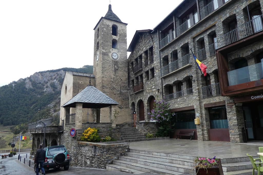 ORDINO - de 12e eeuwse Romaanse kerk en  klokkentoren Sant Corneli en Sant Cebrià