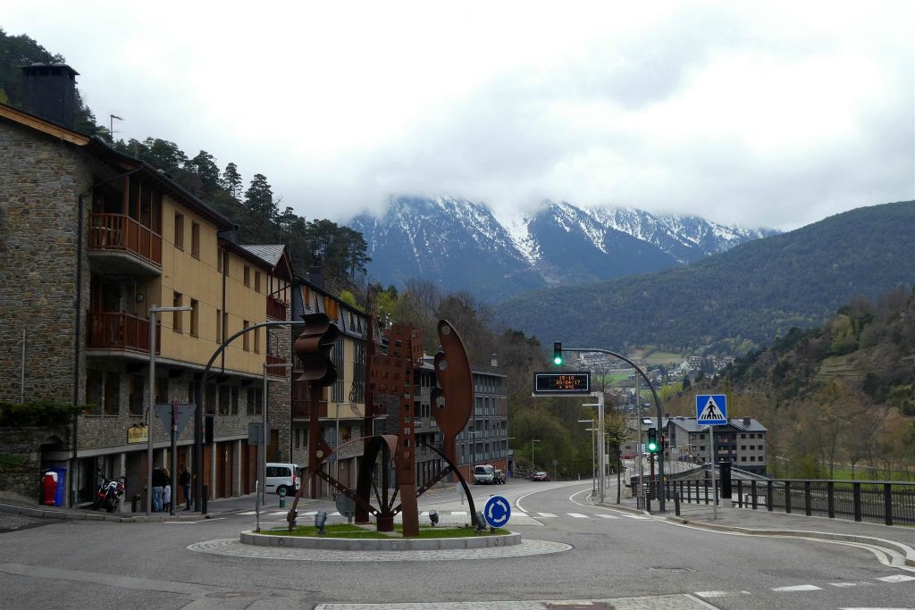 ORDINO - een rotonde met een kunstwerk