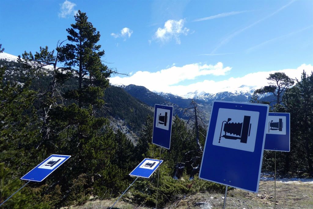 CANILLO - een kunstwerk bij de skywalk Mirador del Roc del Quer