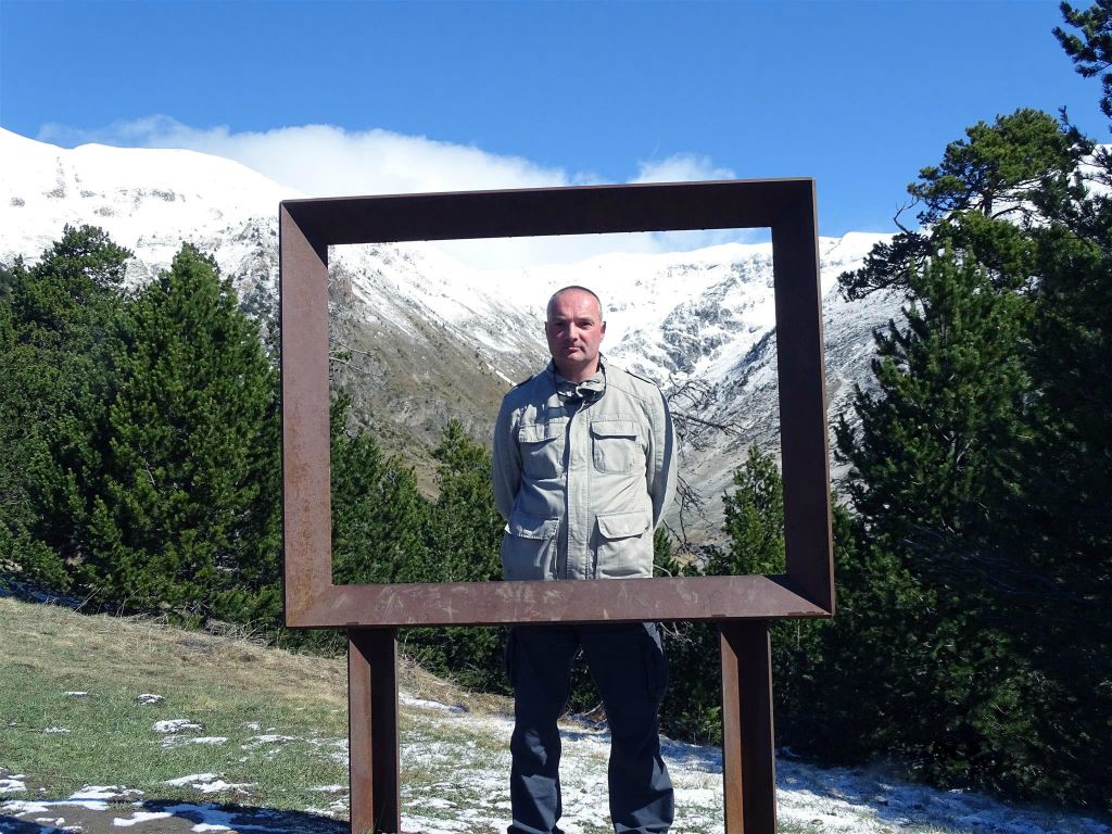 CANILLO - Carlos bij een kunstwerk bij de skywalk Mirador del Roc del Quer
