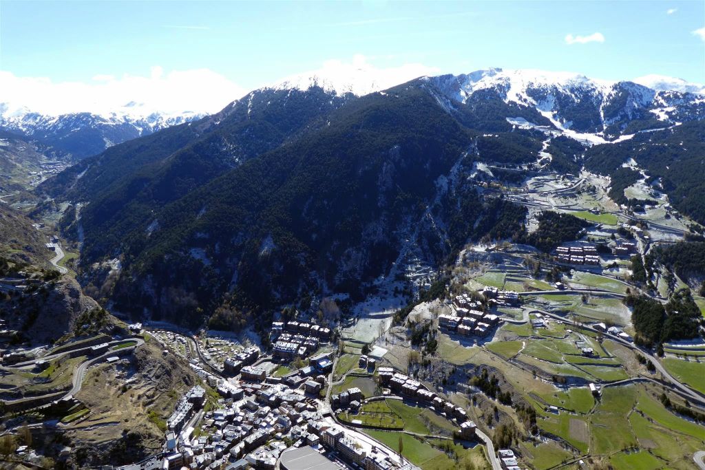 CANILLO - het uitzicht over Canillo vanaf de skywalk Mirador del Roc del Quer