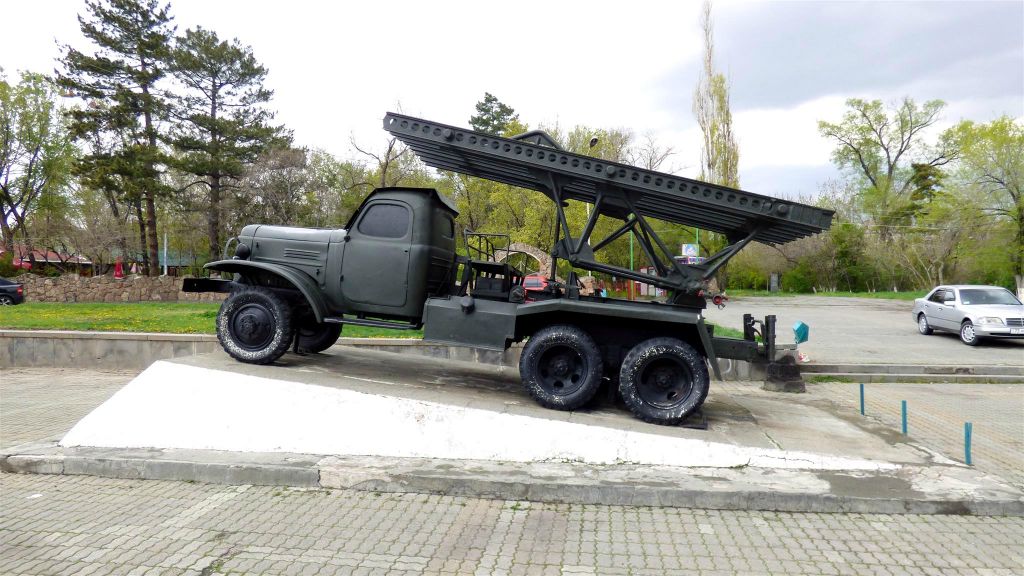 YEREVAN - een Sovjet Katyusha raketwerper in het Victory park