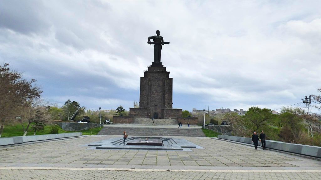YEREVAN - het standbeeld Moeder Armenia in het Victory park