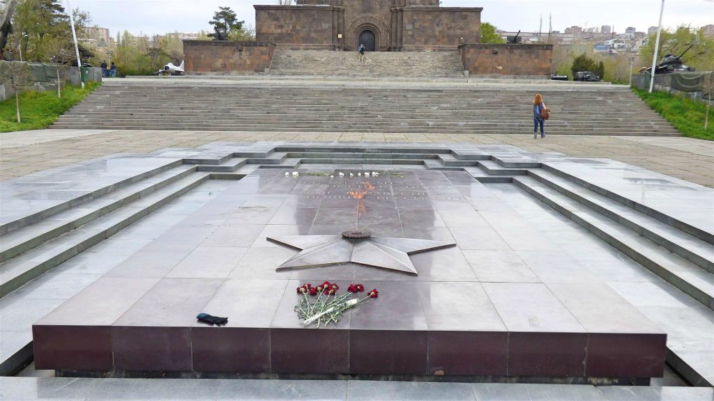 YEREVAN - het graf van de onbekende soldaat in het Victory park