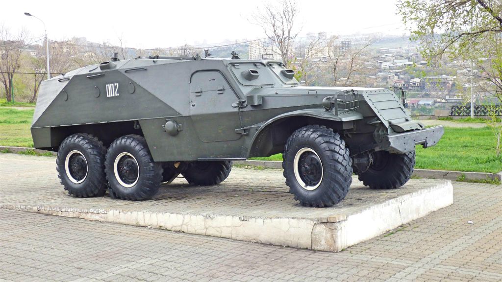 YEREVAN -  een Sovjet BTR-152 militair voertuig in het Victory park