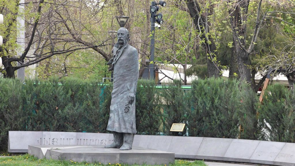 YEREVAN - een standbeeld ter ere van de Armerikaanse schrijver William Saroyan (1908-1981)