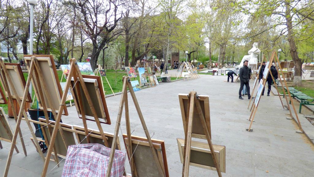 YEREVAN - vele schilderijen in het Martiros Saryan park
