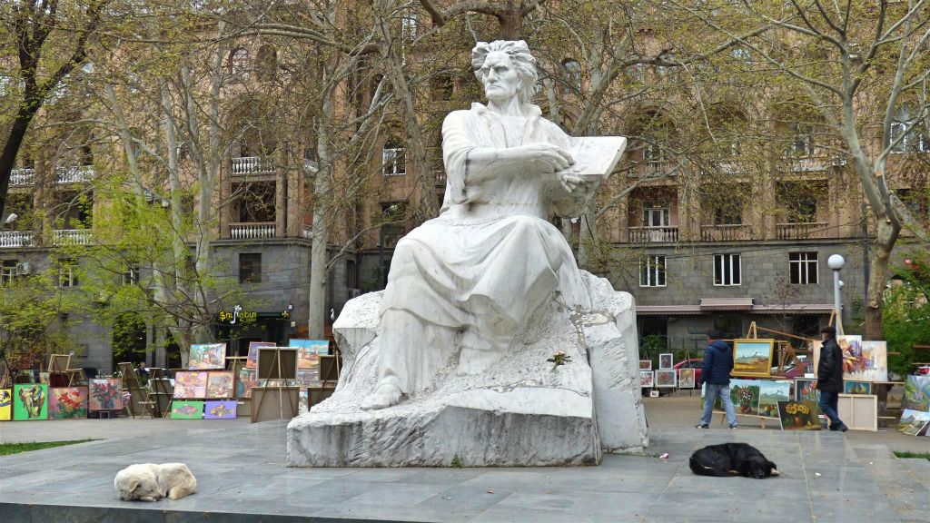 YEREVAN - een standbeeld ter ere van de Armeense schilder Martiros Saryan (1880-1972) in het Martiros Saryan park
