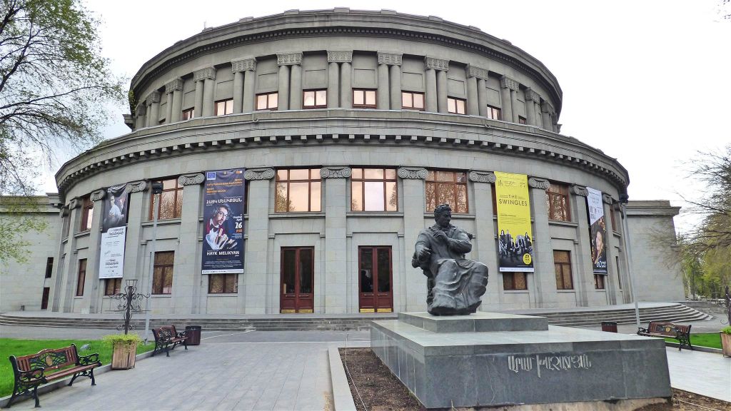 YEREVAN - een standbeeld ter ere van de Armeense componist en dirigent Aram Khachaturian (1903-1978) voor het Armeens nationaal academisch theater van opera en ballet