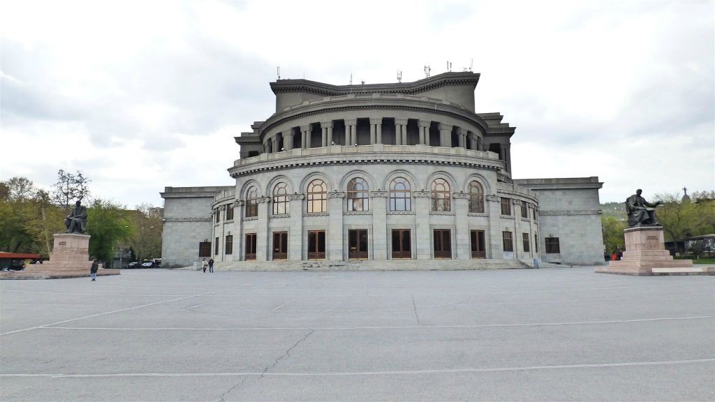 YEREVAN - het Armeens nationaal academisch theater van opera en ballet op het vrijheidsplein