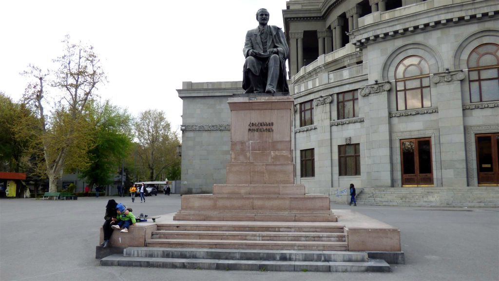 YEREVAN - een standbeeld ter ere van de Armeense dichter Hovhannes Tumanyan (1869-1923) op het vrijheidsplein