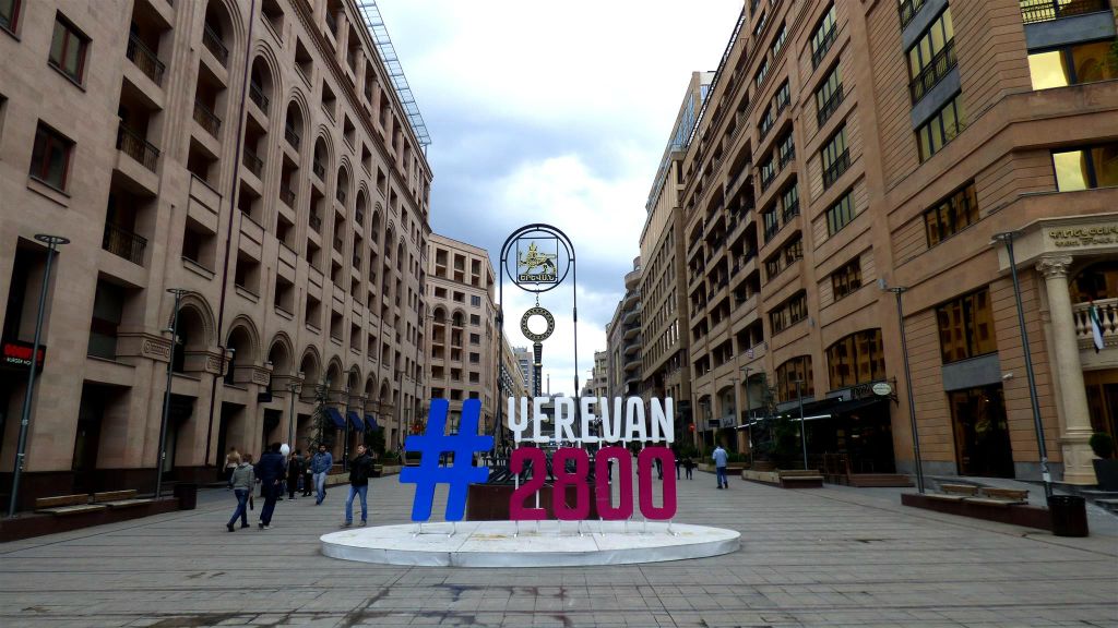 YEREVAN - de symbolische sleutel van Jerevan in de voetgangersstraat Northern Avenue