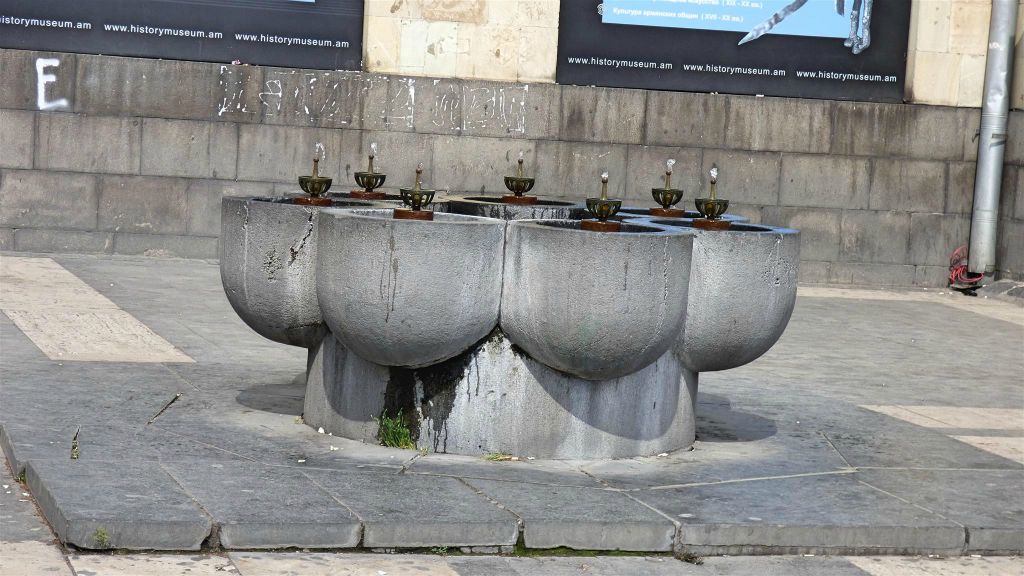 YEREVAN - een drinkwater fontein bij het Plein van de Republiek