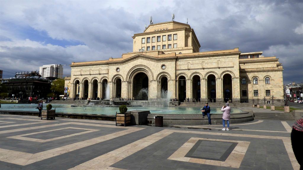 YEREVAN - het Plein van de Republiek met de zingende fonteinen, het historisch museum en nationale galerij van Armenië