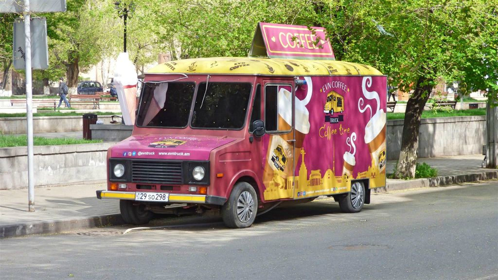 YEREVAN - een koffie foodtruck bij een park aan de Hanrapetutyan straat