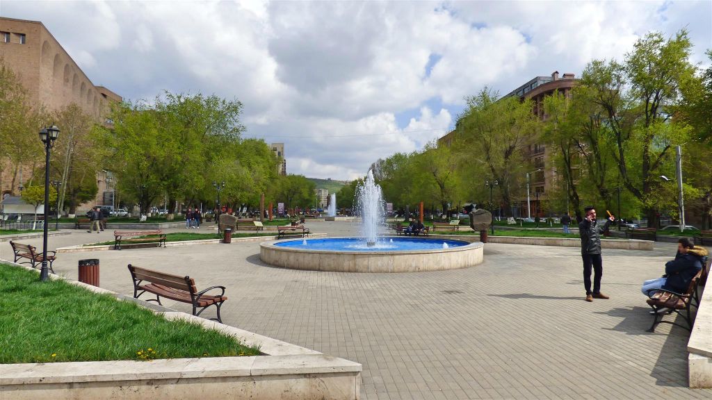 YEREVAN - een park aan de Hanrapetutyan straat
