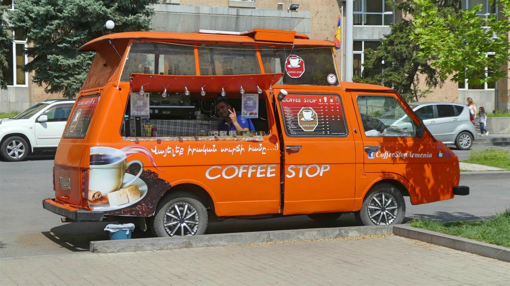 YEREVAN - een koffie foodtruck bij een park aan de Hanrapetutyan straat