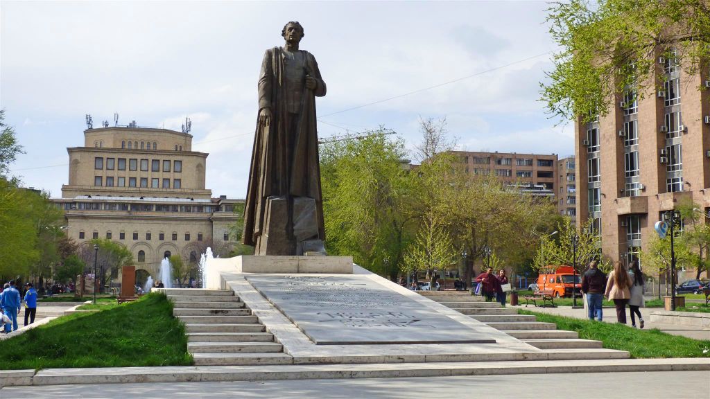 YEREVAN - een standbeeld ter ere van de Armeense staatsman en militaire strateeg Garegin Nzhdeh (1918-1821) in een park aan de Hanrapetutyan straat
