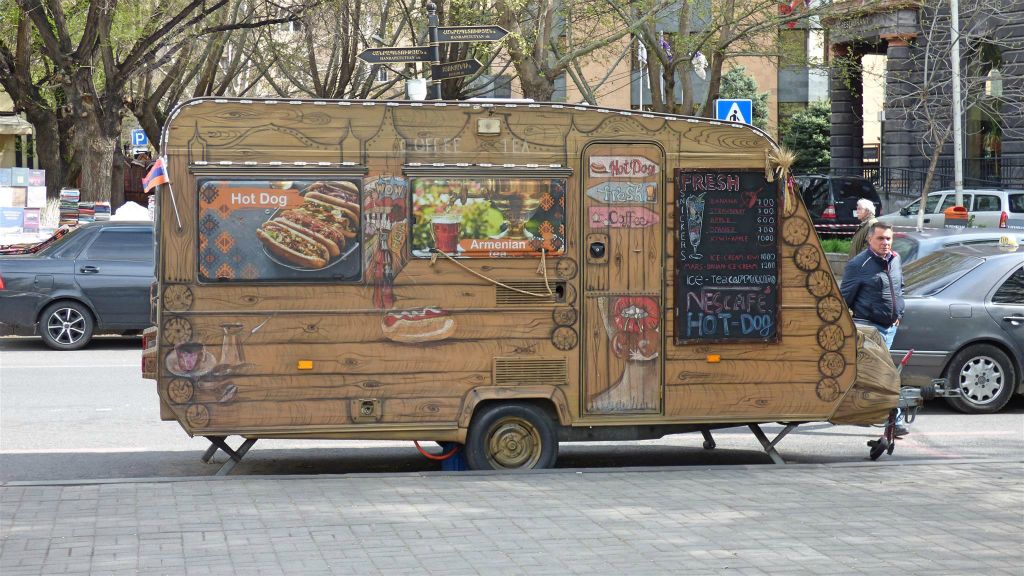 YEREVAN - een koffie foodtruck bij een park aan de Hanrapetutyan straat