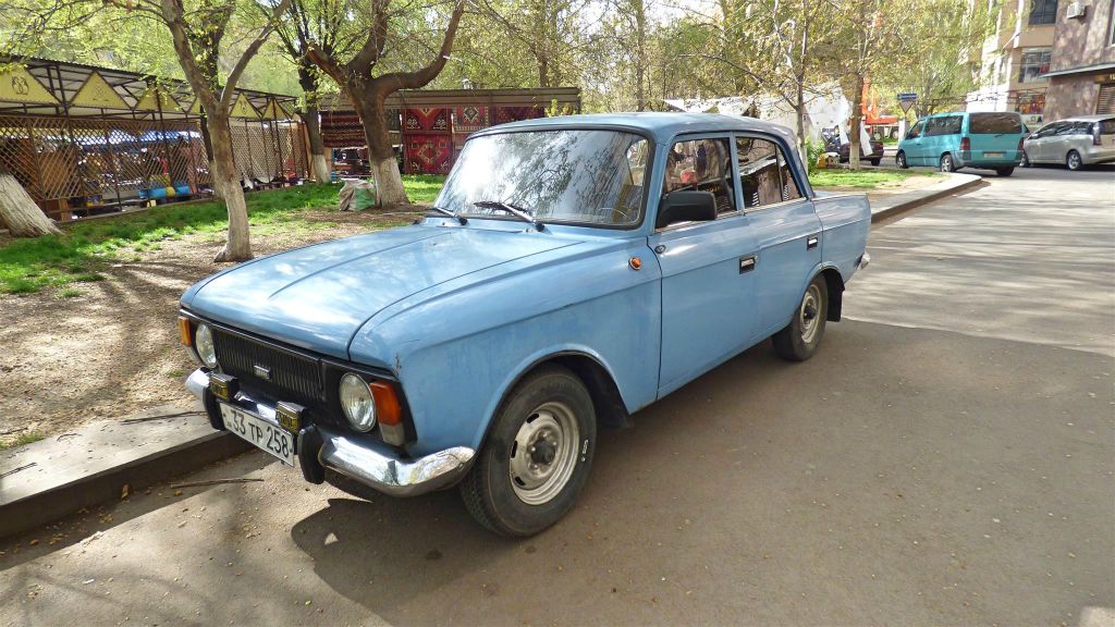 YEREVAN - een Moskvitch 412 (1975)