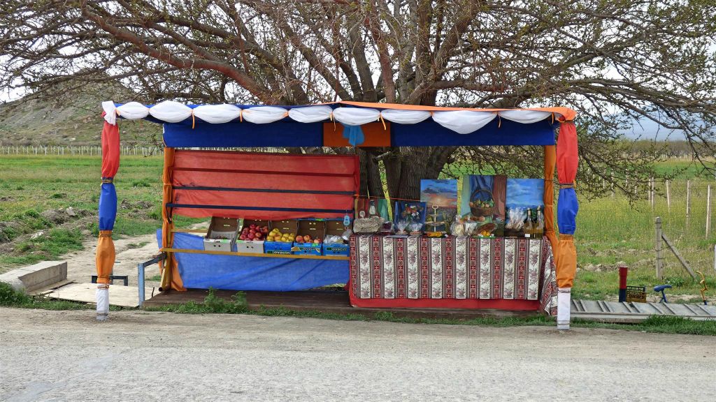LUSARAT - een kraam met fruit en Armeense producten