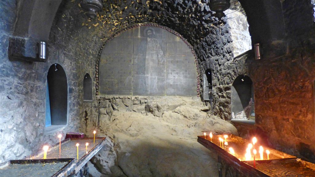 LUSARAT - binnen de crypte van het Khor Virap-kloostercomplex