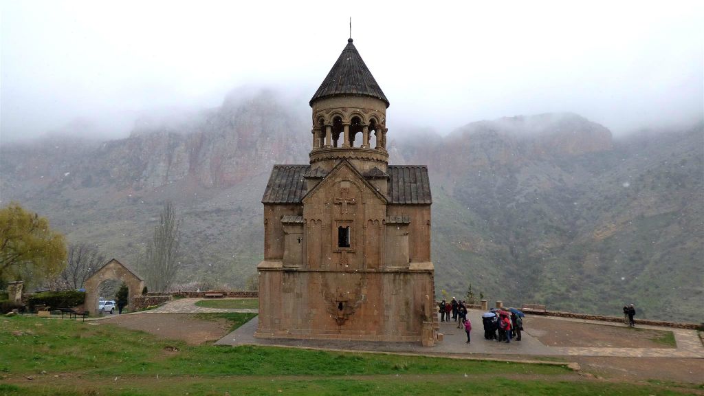 AMAGHU - de Astvatsatsin-kerk bij het Noravank-kloostercomplex